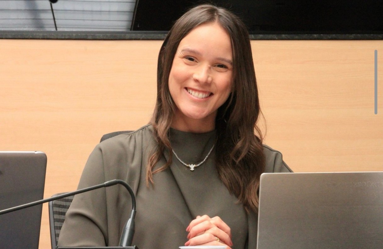 Flávia de Nadegi, ex-base do prefeito João Campos, assina pedido de CPI; já são 11 assinaturas Flávia de Nadegi, ex-base do prefeito João Campos, assina pedido de CPI; já são 11 assinaturas