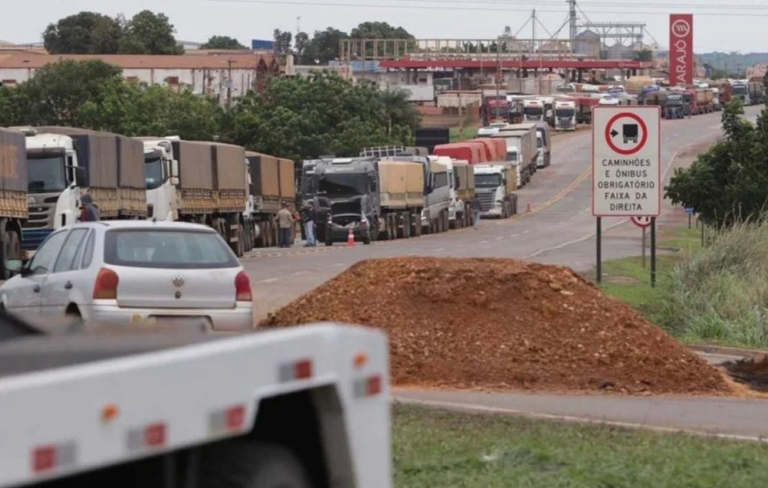 Após governo endurecer regras, caminhoneiros desistem de greve