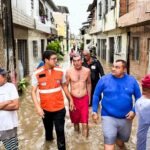 prefeito de CamaragibeDiegoCabral, segue ao ladoda população, visitandopessoalmente as áreas derisco e os pontos maisafetados pelas fortes chuvasque caíram nas últimas 24horas no município. prefeito de CamaragibeDiegoCabral, segue ao ladoda população, visitandopessoalmente as áreas derisco e os pontos maisafetados pelas fortes chuvasque caíram nas últimas 24horas no município.